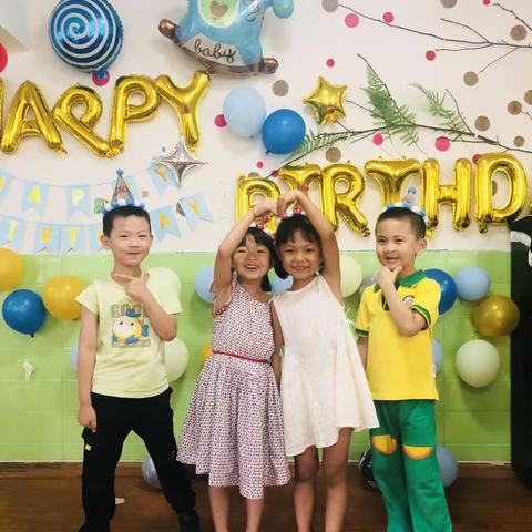 6月生日的宝宝有周新妤、杜瑜健、石马臣、茶熙语、杨若熙。今天我们大三班全体小朋友为她们庆祝生日✨💫💕