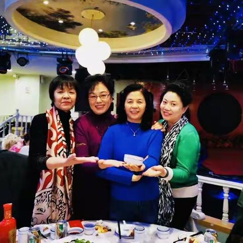 日复一日年复一年，45年的同窗情谊相聚在今天（2020.12.26），年龄随着时间的流逝慢慢变老，银发悄然露角，皱纹q