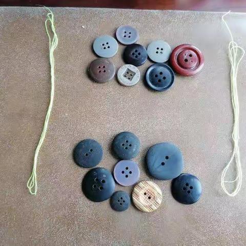 游戏《给纽扣穿线》