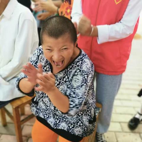 九九重阳节  浓浓敬老情——会昌中学志愿者在县老年护理院开展重阳敬老慰问活动