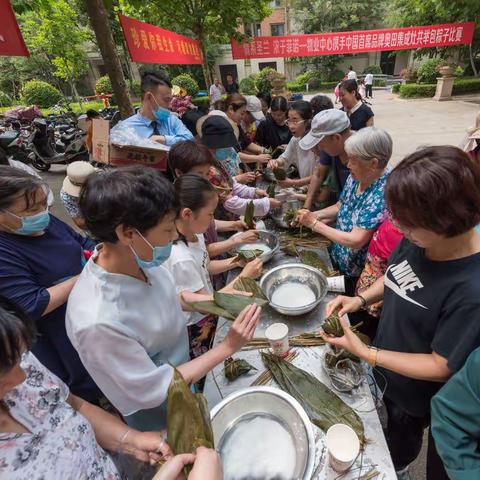 纪念屈原“包粽子”