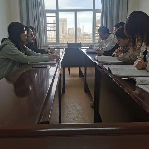 研讨点亮课堂     “智慧”助力创新，——语文组开展评课教研活动纪实
