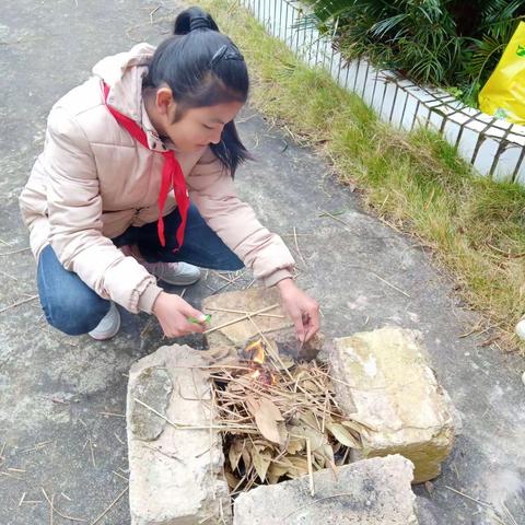 松林小学校炊活动，圆满结束！同学们收获多多，硕果累累，学会了生火，学会了做饭菜，学会了烧烤，懂得团结互助。