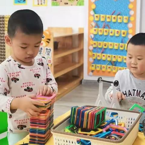 昌吉市第十三幼儿园小四班—“快乐游戏，勾画童真”