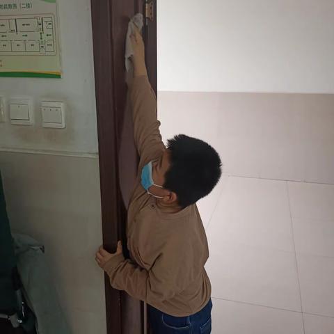 人人动手，美化班级——维明西校一6班举行周末大扫除