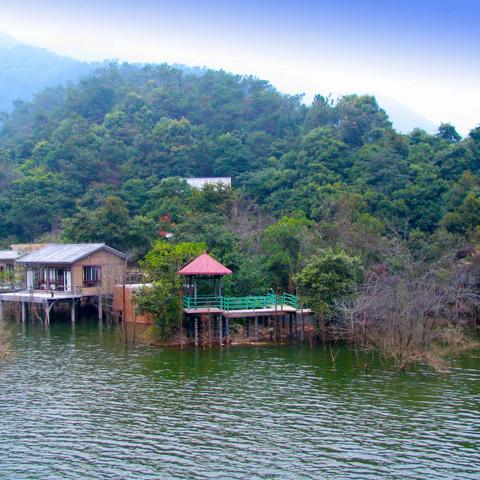 山美水秀盘龙峡