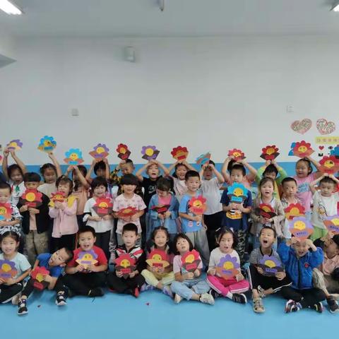 九月，金秋送爽；九月，万物丰收，在这个美好的日子里，我们大一班的孩子喜迎教师节。