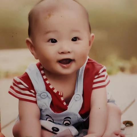 《13年时光里的小脚印：从幼儿园到初中，你长大的每一步都暖着妈妈心》