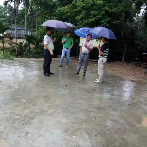 县城管局帮扶责任人冒雨走访春天村委会结对子帮扶对象