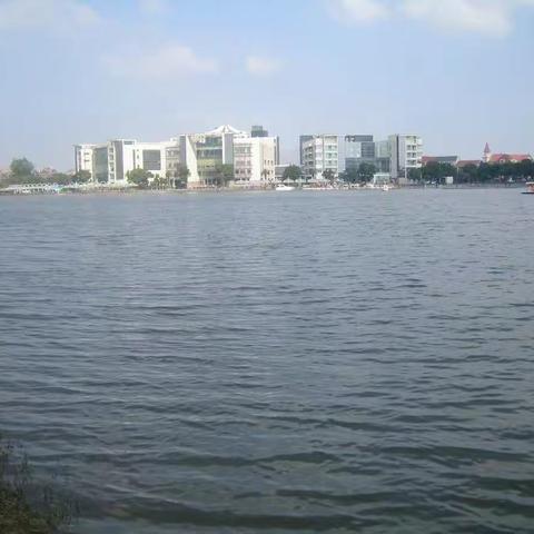 10月28日，风和日丽，我们去一个湖畔游览。