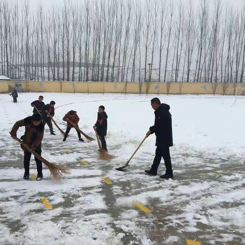 情满校园:扫雪除冰暖人心――石门镇中心小学师生齐扫雪活动纪实