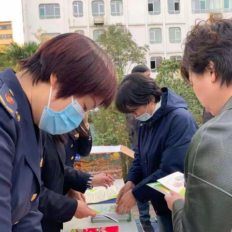 食品安全联万家，健康生活你我他//市场监督管理局六里山所及六里山南路社区食品安全进社区活动