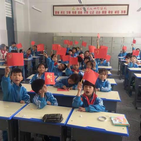 二二  ，二二，独一无二，看我二班，勇往直前！
