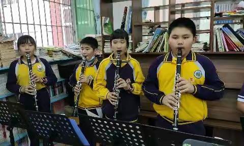 <<我爱你中国>>第一次全曲背谱吹，低音声部不干净，一声部三连音不干净明显！继续努力！要考虑加入打击乐，完善！