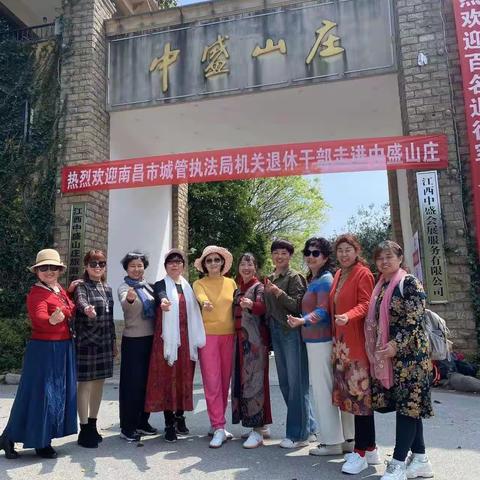 阳春三月，春暖花开    我们嗨起来，去看美丽的映山红哟