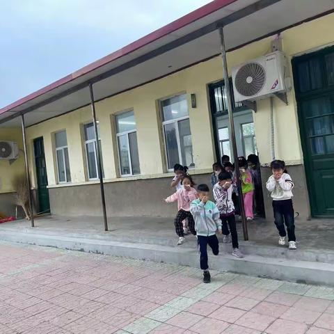 消防演练，防患于未然。——姜楼镇季庄中心小学防火演练活动