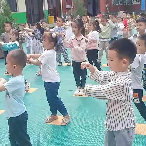 看着你们一天天长大，每天开开心心入园，平平安安回家，就是老师最大的欢乐😄😄
