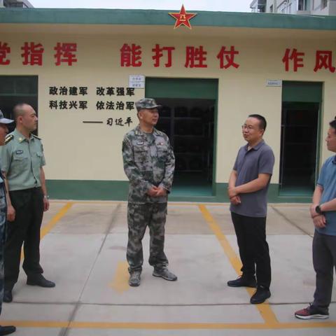 平凉军区副司令员张仲林督查城市社区武装工作