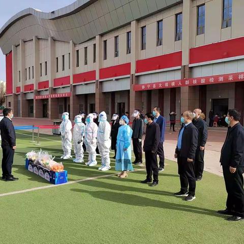 情暖“疫”线——县疫情联防联控领导小组社区管控组组长、县委常委、组织部部长王国强慰问城区集中筛查点工作人员