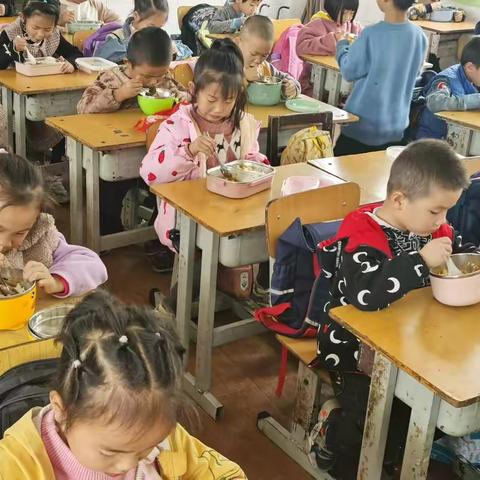 "营养全方位，服务零距离"——东郊实验小学午餐纪实