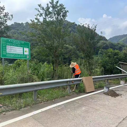 增设道路反光镜 守护群众出行安全