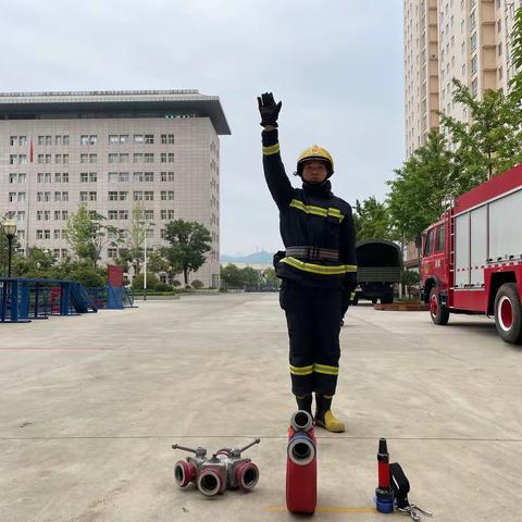 商洛市消防救援支队新蓝集训队开展沿拉梯铺设水带操专项训练