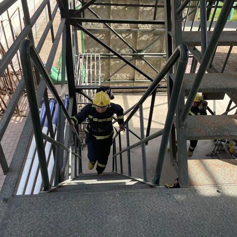 商洛市消防救援支队新蓝集训队开展负重十楼专项训练