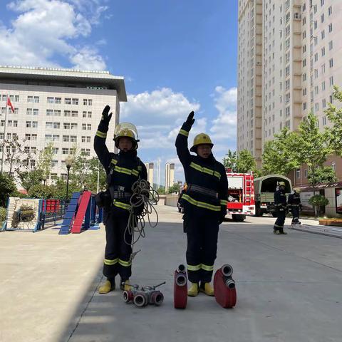 商洛市消防救援支队新蓝集训队开展楼层水带吊升操专项训练