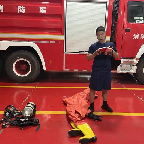 商洛市消防救援支队新蓝集训队开展原地着装技术专项训练