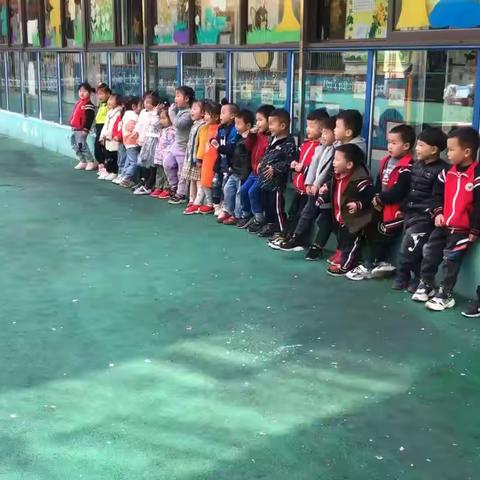 不知不觉间🍃风变软了☁️天变暖了💦☀☀☀当清晨的第一缕阳光照进幼儿园里，它便唤醒了幼儿