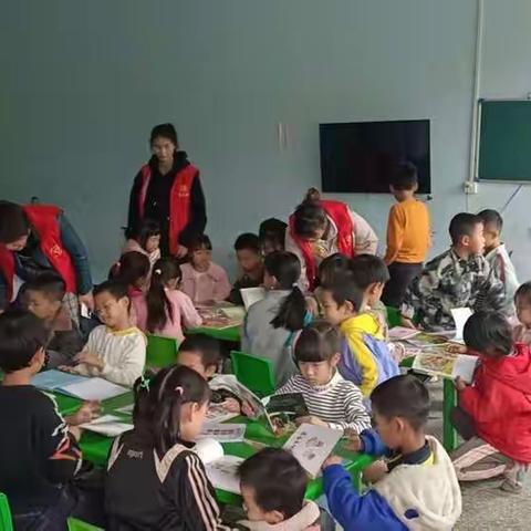 志愿者组织开展“童心欢阅读，快来伴成长”活动