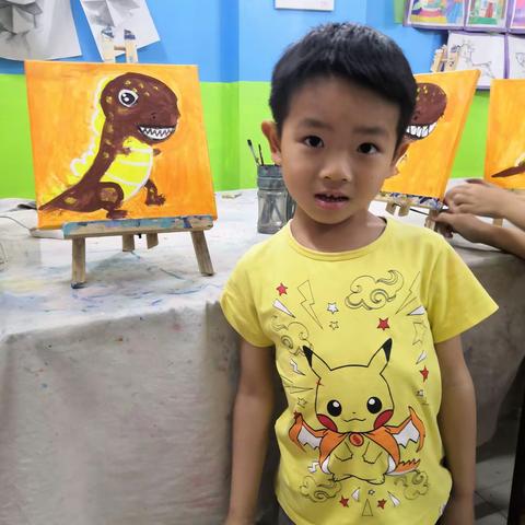 ［彩艺画室］儿童油画班最小的一个中班小朋友的作品，也是最有想象力的孩子，每次先在画布上先画完自己的手稿。