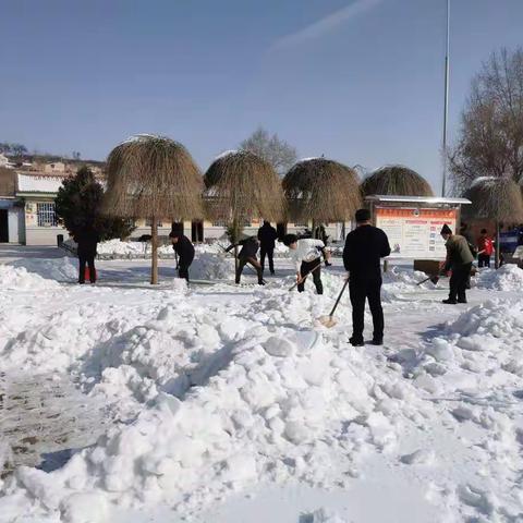 家校同心齐铲雪