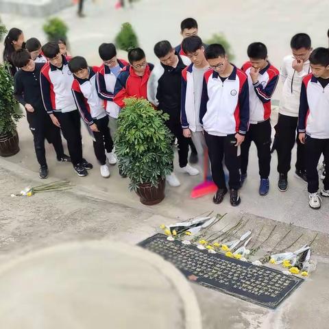 “饮水思源”——记淮滨县思源实验学校清明节烈士陵园祭扫活动