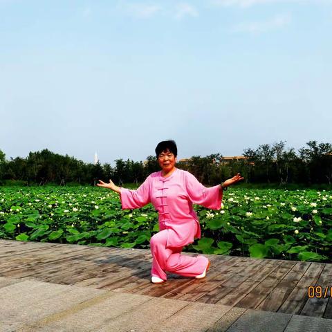 淡淡的云，蓝蓝的天，晨练的美女来到白鹭湾，拜了观音又舞剑，彩扇一 展，给白鹭湾增加了一道亮丽的风景线。