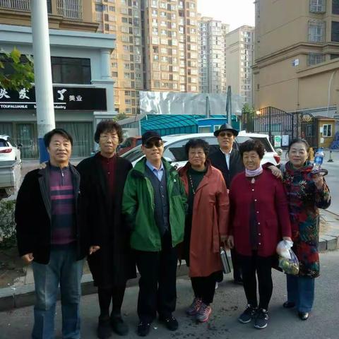 深秋相聚柿子沟，硕果累累没敢吃，后悔