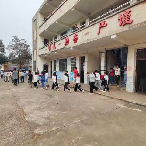 新墙小学“防空，防震，防灾”消防疏散演练