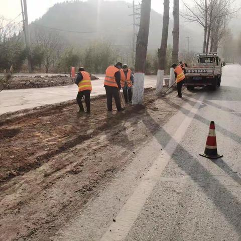 清除公路杂草  净化公路路域环境