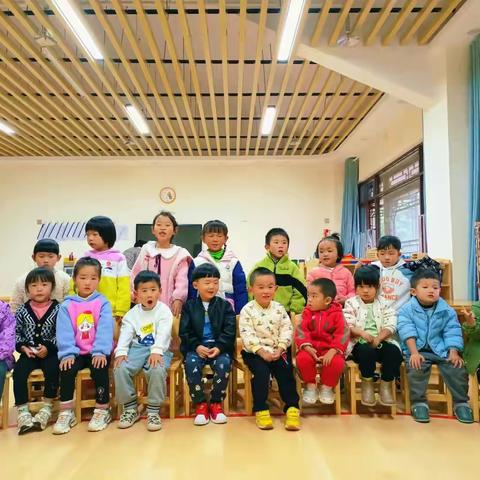 户外活动是幼儿喜欢的活动之一，对孩子们来说是享受快乐的过程，参加户外活动，不仅让孩子精神焕发，情绪愉快。