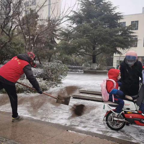 又见雪花飞满天，暖心红马甲映红了斑马线