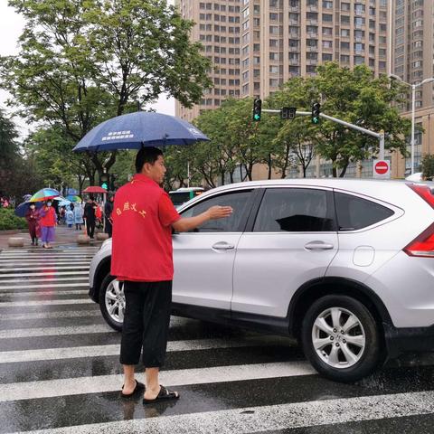 日照义工坚守平安路，护学风雨中☔️ ☔️