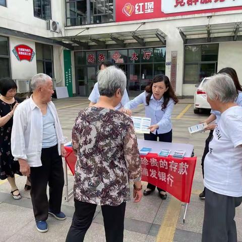 浦发银行张家港支行走进六社区开展存款保险宣传活动