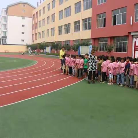 北城中心幼儿园幼小衔接活动之一：参观贵阳路小学运动场、器材室和观看小学的广播体操。