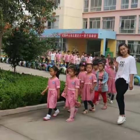 北城中心幼儿园幼小衔接活动之二：参观贵阳路小学活动室和专用教室。