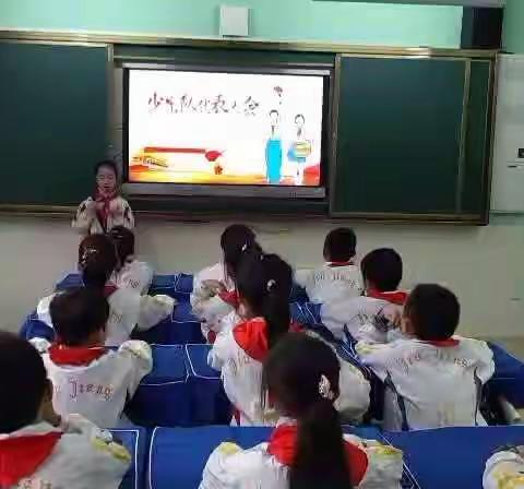 队旗指引  领巾飘扬——九江小学八里湖校区三年级（1）班队日活动