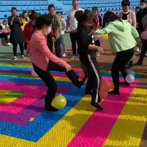 丰镇市职业中专教师趣味性指压板活动