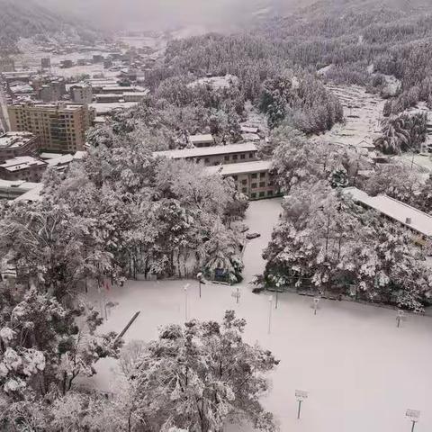 欢声笑语满校园 铲雪除患暖人心——洞口县江口镇中学开展扫雪除冰活动