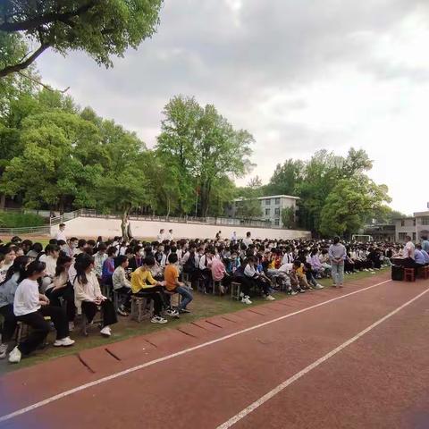 法制讲座进校园，保驾护航助成长——龙冈中学开展法制讲座