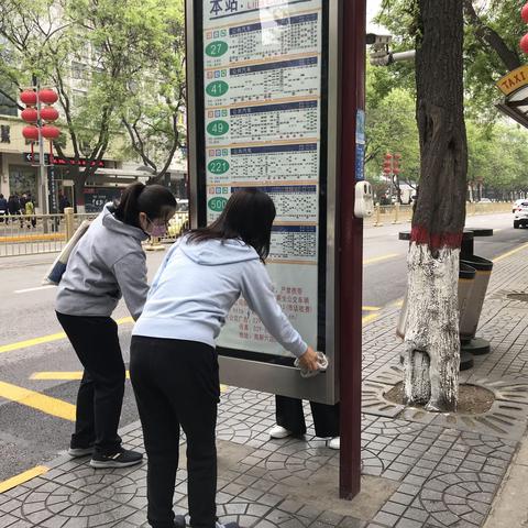 劳动保障所积极参加街道大擦洗活动