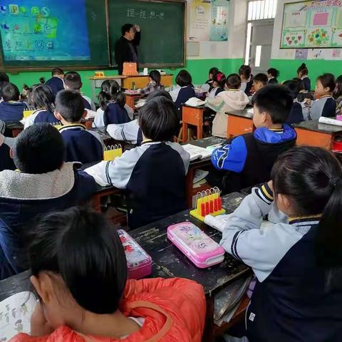 布寨小学周四数学教研活动进行时……